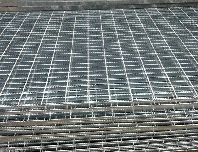 passos de escada serrilhados de aço da raspagem da barra de 100X8mm ASTM A123 1