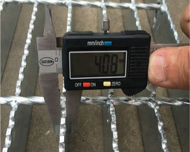 1/4"” a barra X1/8 serrilhada galvanizada de aço resistente que raspa não o PVC do patim revestiram 1